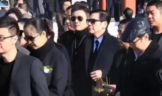 一场追悼会，揭穿了向华强夫妇在香港的真实地位