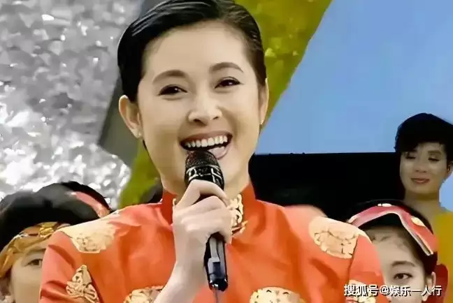 央视一姐拒家乡37年内幕曝光!离婚包裹藏催泪真相