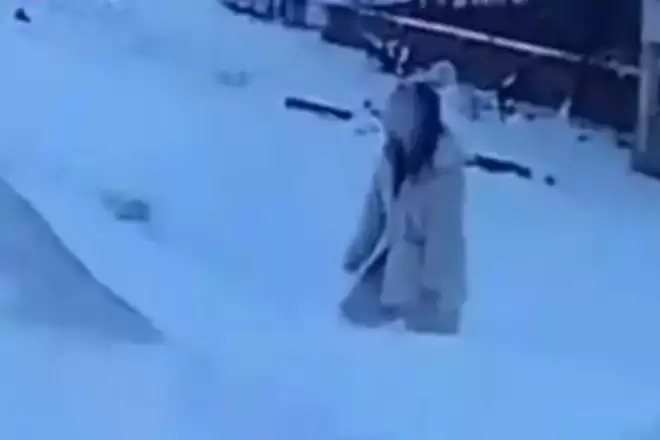 恐怖！雪地惊见“白衣女冰雕” 警以为是假人 近看眼珠竟在动