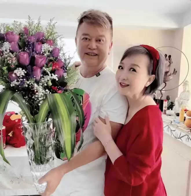 陈百祥黄杏秀结婚47年，透露丁克原因....