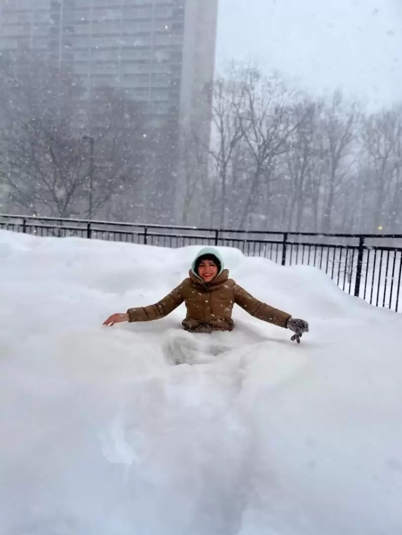 【降雪破纪录】市民雪中寻乐  造雪糕 制玫瑰 放狗 躺平 打卡...