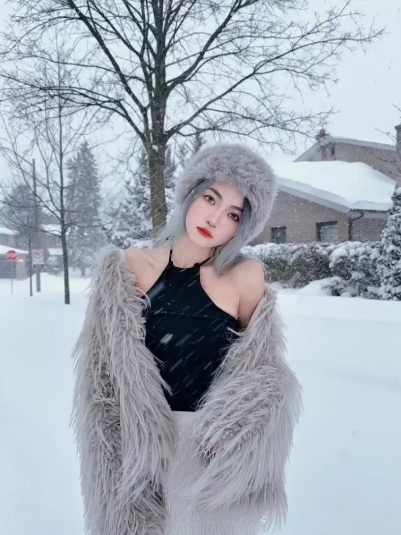 【降雪破纪录】市民雪中寻乐  造雪糕 制玫瑰 放狗 躺平 打卡...