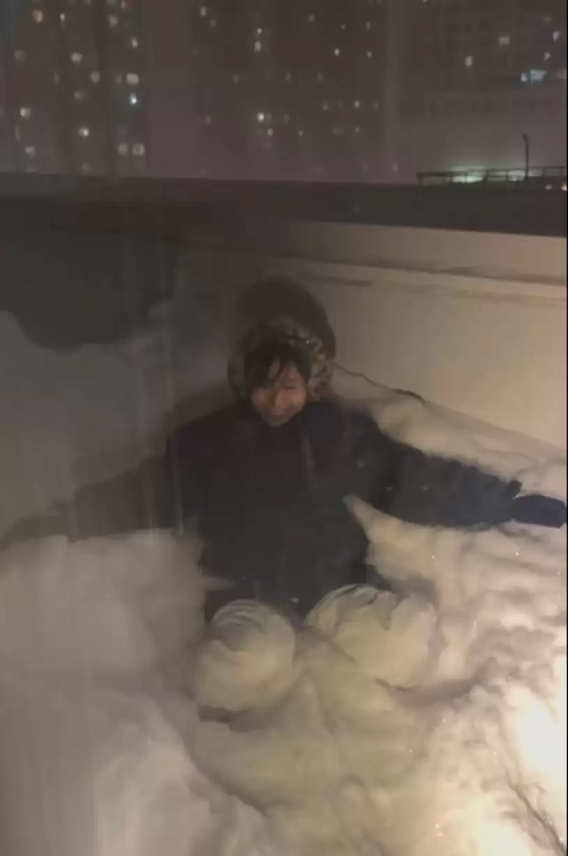 【降雪破纪录】市民雪中寻乐  造雪糕 制玫瑰 放狗 躺平 打卡...