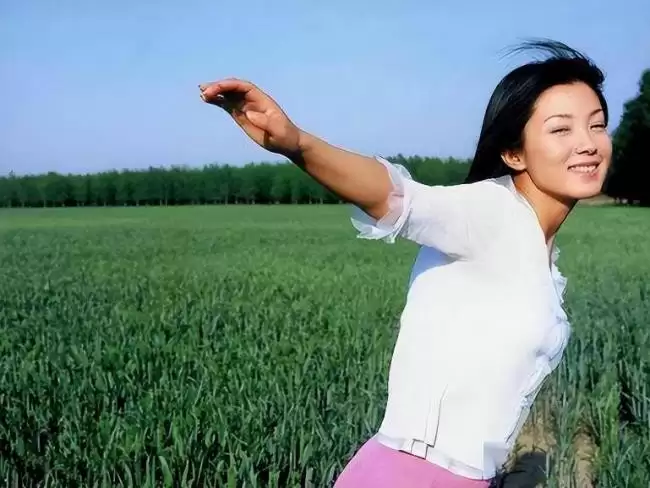 她18岁为人母，25岁四登春晚，跟逃犯睡了4年