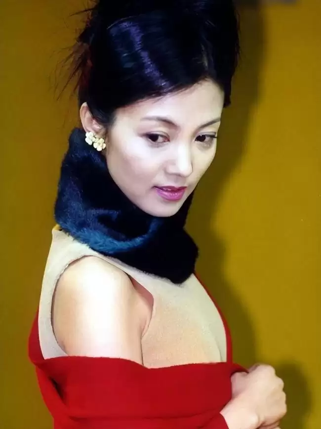 她18岁为人母，25岁四登春晚，跟逃犯睡了4年