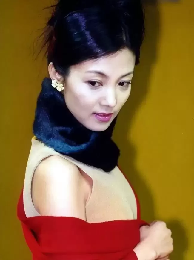 她18岁为人母，25岁四登春晚，跟逃犯睡了4年