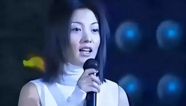 她18岁为人母，25岁四登春晚，跟逃犯睡了4年