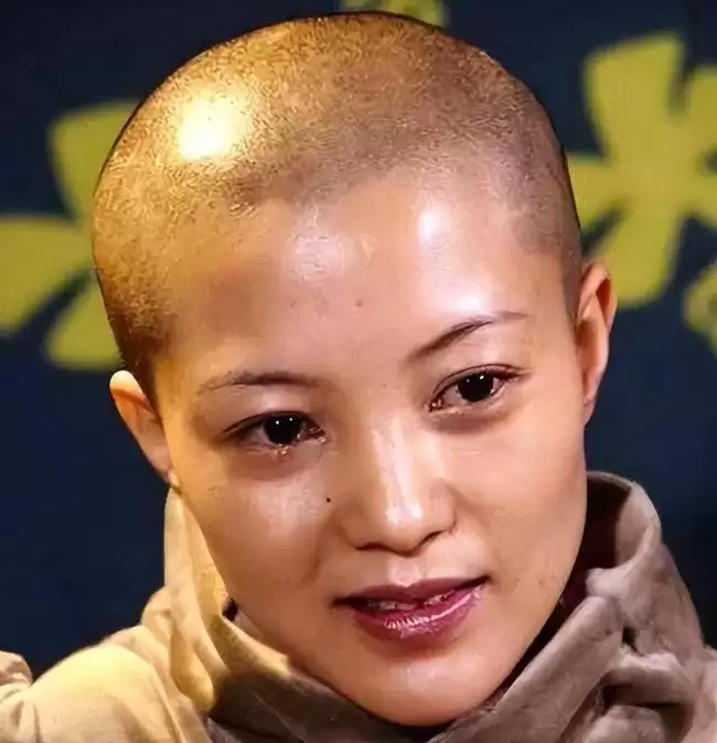 她18岁为人母，25岁四登春晚，跟逃犯睡了4年