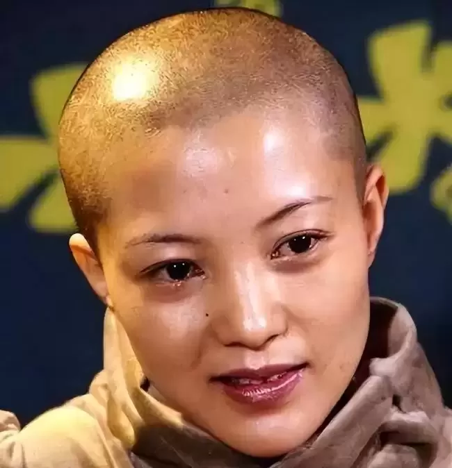 她18岁为人母，25岁四登春晚，跟逃犯睡了4年