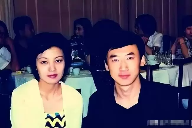 她18岁为人母，25岁四登春晚，跟逃犯睡了4年