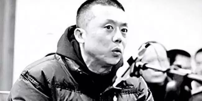 她18岁为人母，25岁四登春晚，跟逃犯睡了4年