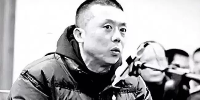 她18岁为人母，25岁四登春晚，跟逃犯睡了4年