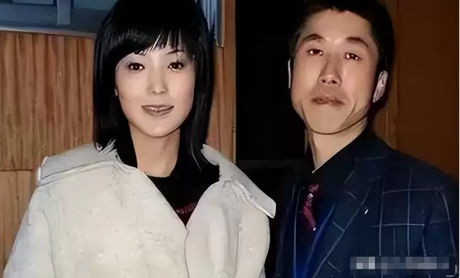 她18岁为人母，25岁四登春晚，跟逃犯睡了4年