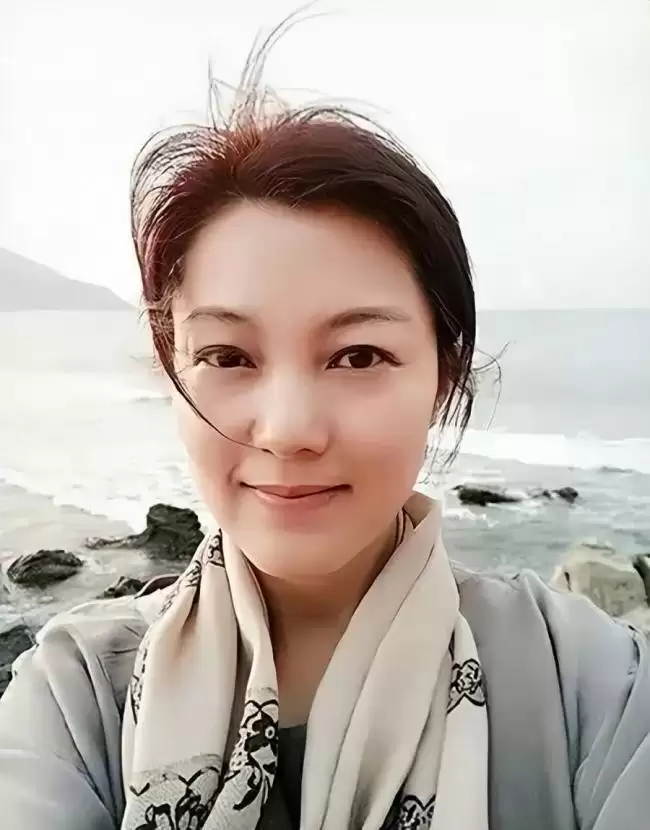 她18岁为人母，25岁四登春晚，跟逃犯睡了4年