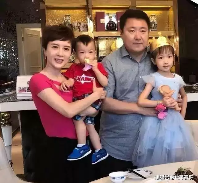 50岁金巧巧近况曝光!与吴启华分手后嫁影业巨头