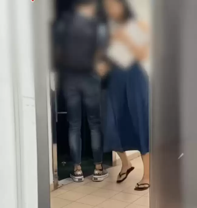 “办公室内呻吟”片疯传 新加坡企业创办人疑与女下属激战 遭公司除名
