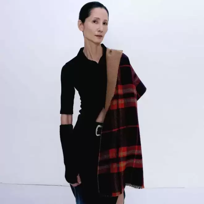 七个女儿的母亲，56岁成为超模，如今登上香奈儿高定秀场