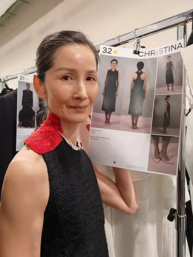 七个女儿的母亲，56岁成为超模，如今登上香奈儿高定秀场