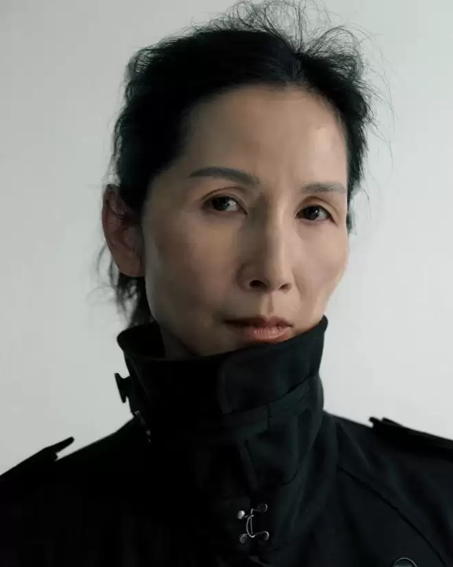 七个女儿的母亲，56岁成为超模，如今登上香奈儿高定秀场