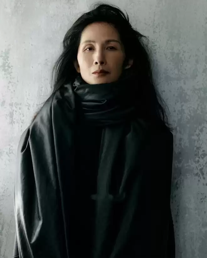 七个女儿的母亲，56岁成为超模，如今登上香奈儿高定秀场