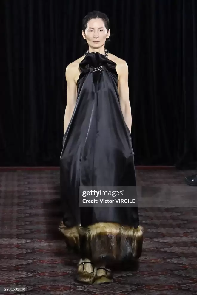 七个女儿的母亲，56岁成为超模，如今登上香奈儿高定秀场