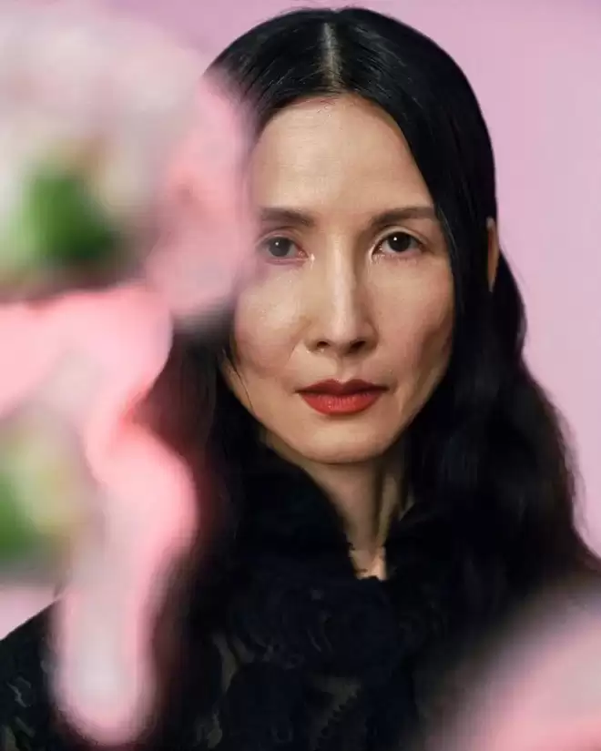 七个女儿的母亲，56岁成为超模，如今登上香奈儿高定秀场