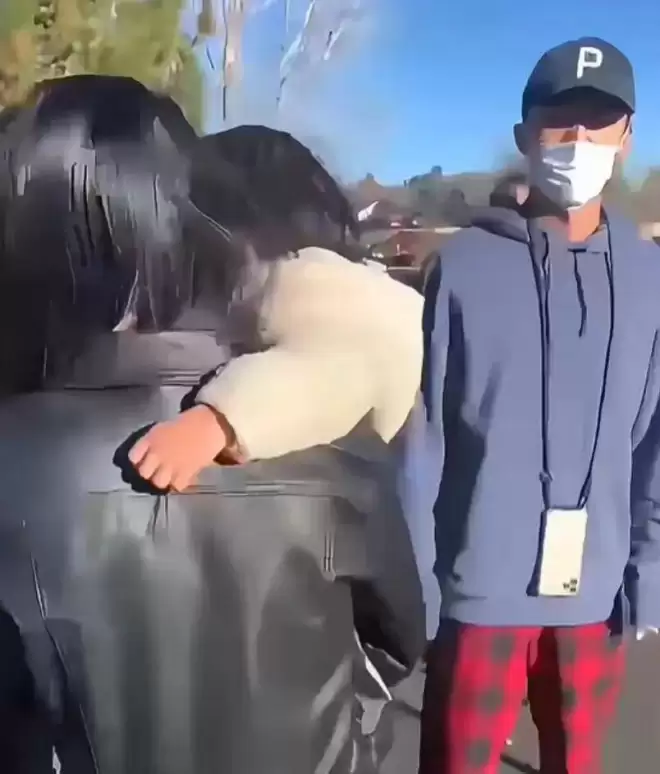 郑爽抱着孩子头发都白了！一家人和张恒当街吵架