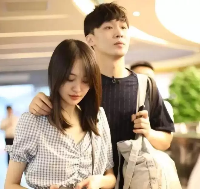 郑爽抱着孩子头发都白了！一家人和张恒当街吵架
