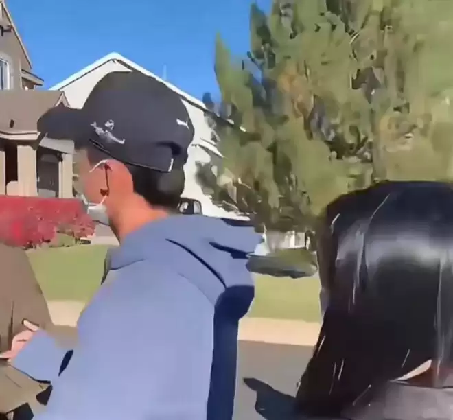郑爽抱着孩子头发都白了！一家人和张恒当街吵架