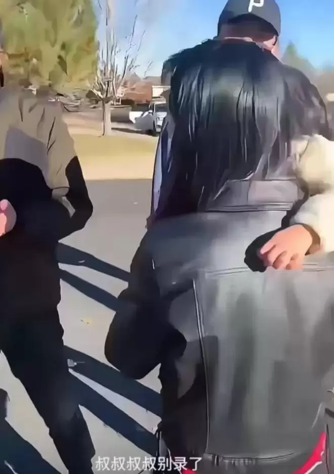 郑爽抱着孩子头发都白了！一家人和张恒当街吵架