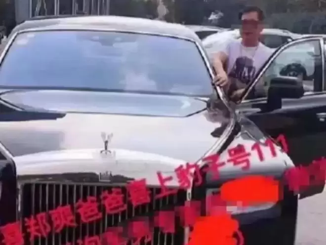 郑爽抱着孩子头发都白了！一家人和张恒当街吵架