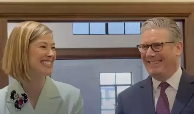 斯塔默上海行 身边为何是这位“中文十级”的英国女星？