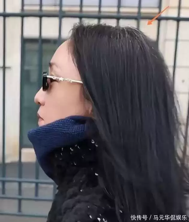 51岁周迅幕后照片曝光！白发明显脸圆了一圈