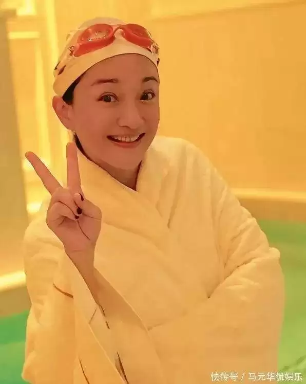 51岁周迅幕后照片曝光！白发明显脸圆了一圈