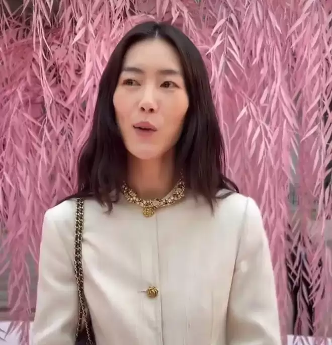 刘雯走秀僵硬翻车，被嘲与何穗争台步倒数第一