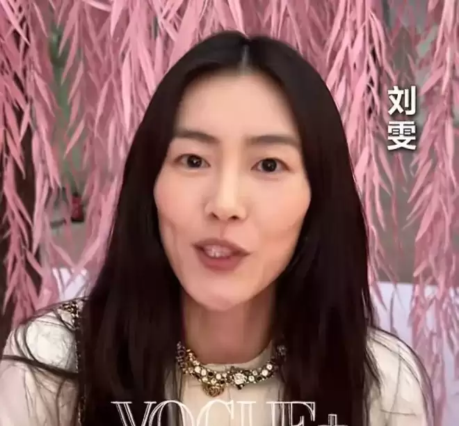 刘雯走秀僵硬翻车，被嘲与何穗争台步倒数第一