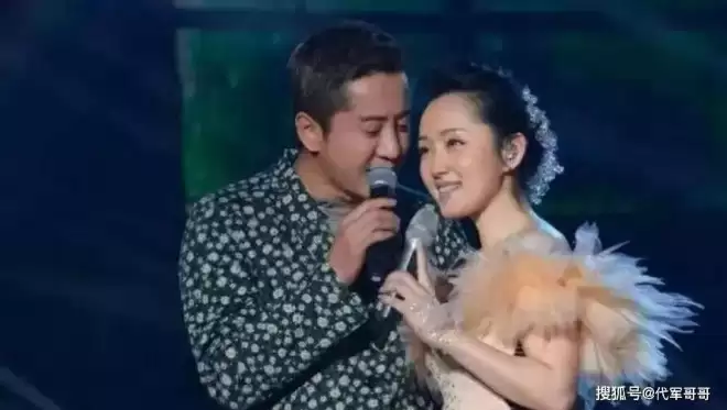 毛宁近况曝光！县城商演穿着西装卖力唱《涛声依旧》
