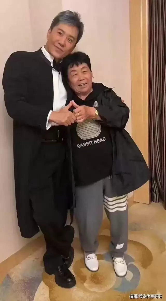 毛宁近况曝光！县城商演穿着西装卖力唱《涛声依旧》