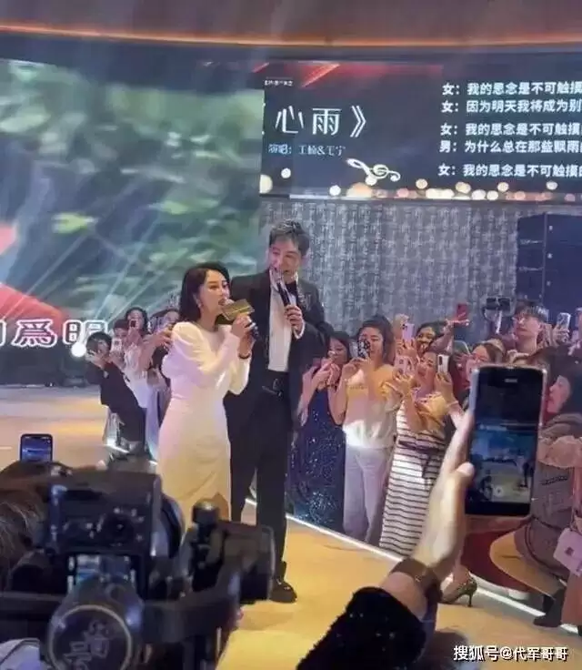 毛宁近况曝光！县城商演穿着西装卖力唱《涛声依旧》