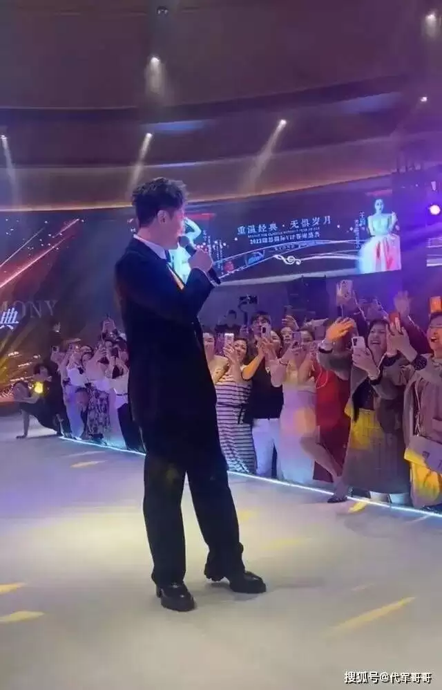 毛宁近况曝光！县城商演穿着西装卖力唱《涛声依旧》