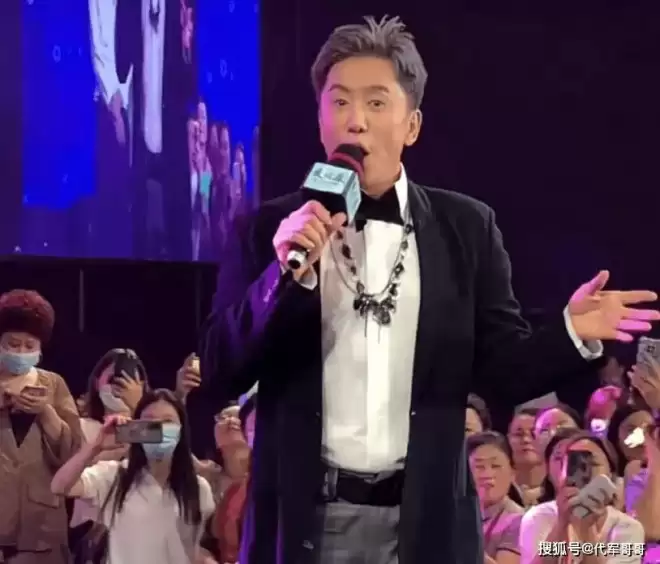 毛宁近况曝光！县城商演穿着西装卖力唱《涛声依旧》
