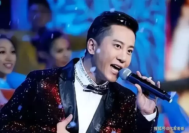 毛宁近况曝光！县城商演穿着西装卖力唱《涛声依旧》