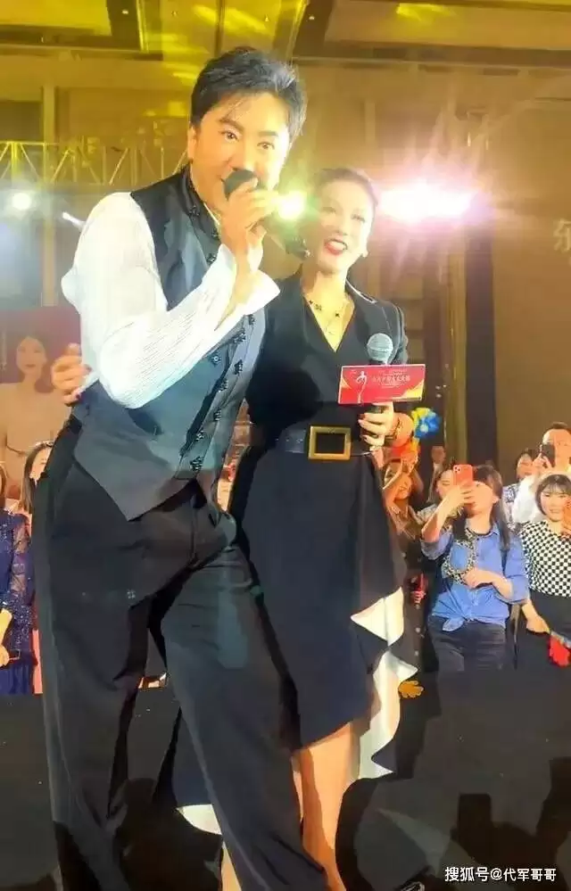 毛宁近况曝光！县城商演穿着西装卖力唱《涛声依旧》