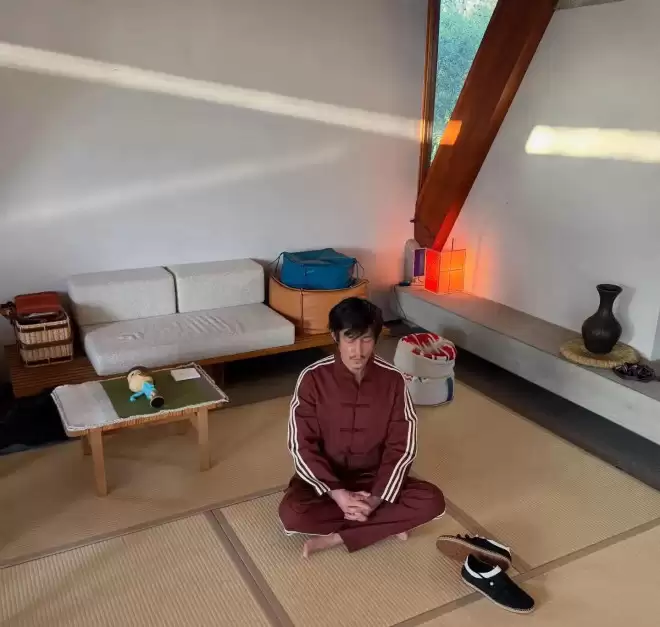 陈冠希盘腿打坐近照曝光！留着两撇小胡子被指“像极了赵本山”