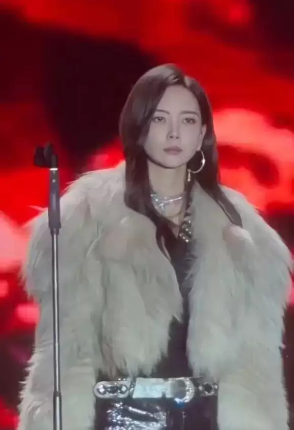 于文文贵州商演时疑似晕倒！观众称其已被救护车拉走