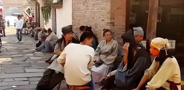横店13万群演现状：美女泛滥 懒汉遍地