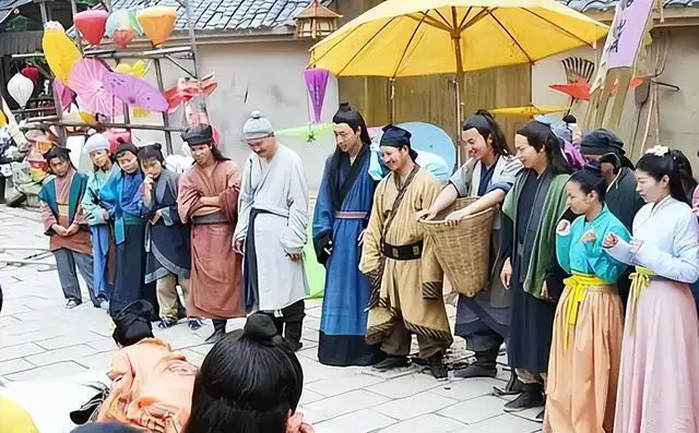 横店13万群演现状：美女泛滥 懒汉遍地