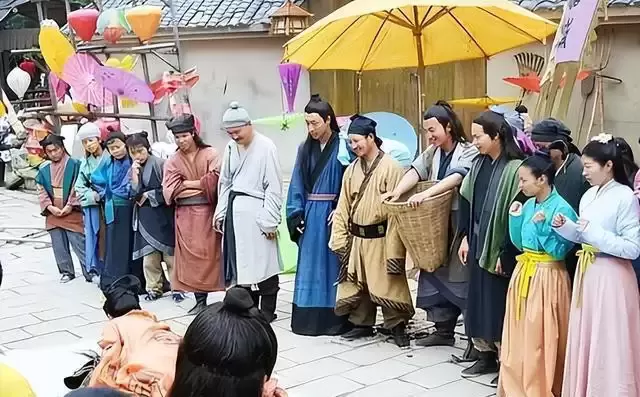 横店13万群演现状：美女泛滥 懒汉遍地