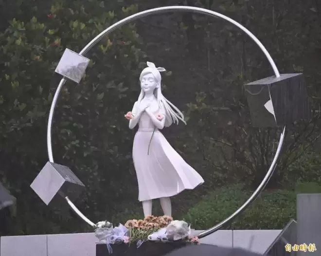 大S纪念凋像揭幕 登微博热搜第一