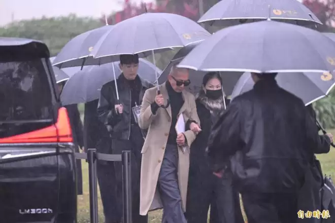 大S纪念凋像揭幕 登微博热搜第一